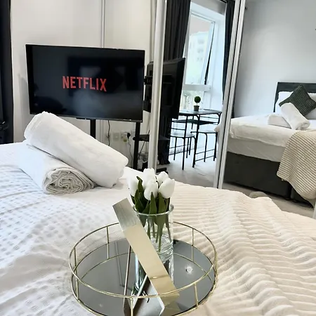 Kayz Lodge- Luxury Ensuite-Private & Shared Accommodation In A New House At The Olympic Village Overlooking Stratford Westfield And Tube Station London Room photo